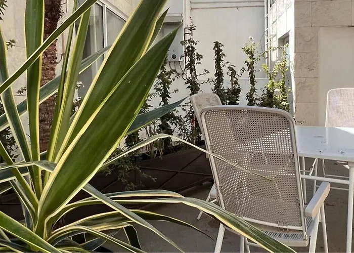 Condesa Amsterdam B Inviting 2br, 1ba With Modern Touches On Amsterdam Avenue *